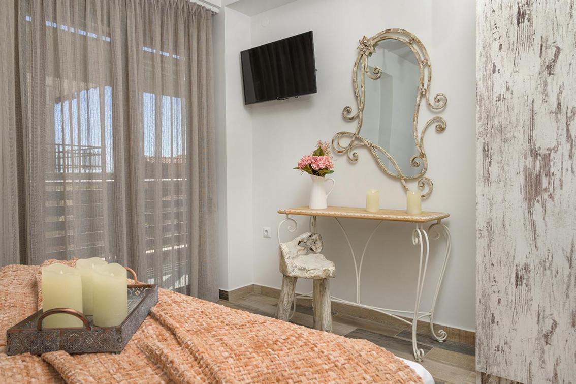 Meltemi Luxury Apartments Nea Roda Exterior photo
