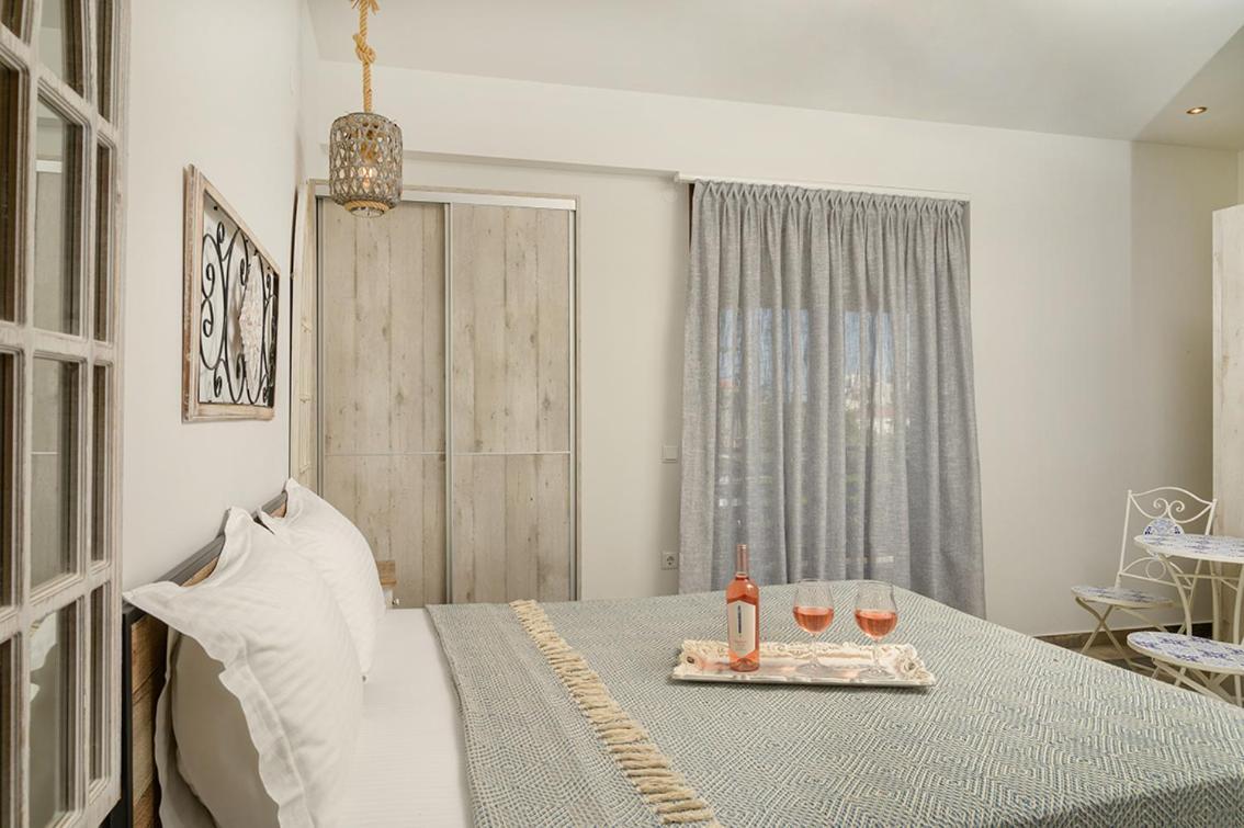 Meltemi Luxury Apartments Nea Roda Exterior photo